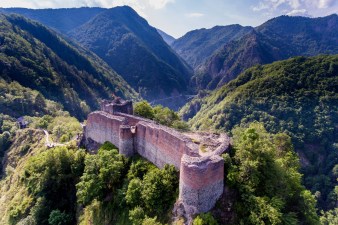 Fortress-Poenari.-Aerial-View-Rumänien-shutterstock_676077262